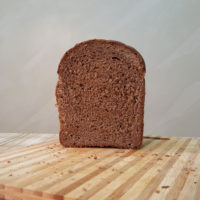 Das traditionelle georgische Fladenbrot gibts immer noch, und auch das in der ganzen Sowjetunion verbreitete dunkle Sauerteigbrot mit Kümmel. Neu dazu kam ein Brot, das dem, das bei uns von einem Grossverteiler als Teigling aus Osteuropa importiert wird, zum Verwechseln ähnlich sieht und schmeckt.