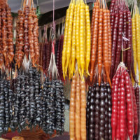 Churchkhelva: eingedickter Traubensaft an Nussträngen. Ohne zusätzlicher Zucker.