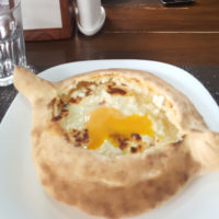 Georgien ist ein Käseland. Khachapuri, das georgische Fondue, wird gleich im Fladenbrot serviert, mit oder ohne Spiegelei.