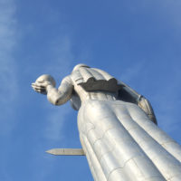 Tbilissi: Die Mother of Georgia empfängt Freunde mit Wein, Feinde mit Schwert.