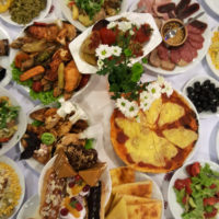 Gastfreundschaft. Nicht nur gegessen, auch getrunken wird reichlich, orchestriert vom Tamada.