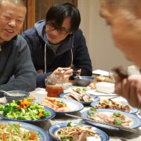 Neujahr ist das wichtigste Fest im Jahr und findet am Neumond im Januar oder Februar statt. Gefeiert und gegessen wird bis zum ersten Vollmond, dem Laternenfest.