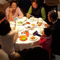 Komplett wie der Vollmond soll die Familie möglichst oft zusammensein – am letzten Tag gibts süsse Sesamkugeln (Tang Yuan 汤圆).