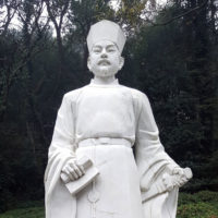 Die Beamtenprüfung im alten China bestand aus drei Examen. Für Karriereerfolg isst man deshalb heute Knödelsuppe mit dreierlei Klösschen (Krevetten, Fisch und Fleisch).