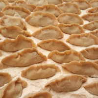 Die Zeichen für sich begegnen, austauschen (jiao交) und Ravioli (jiao饺) sind fast identisch. So sind Jiaozi das Essen, wenn Freunde oder Familie von weither zu Besuch kommen.